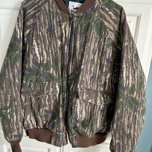 Vintage Duxbak Realtree jacket
Liner has small tear at seam by tag